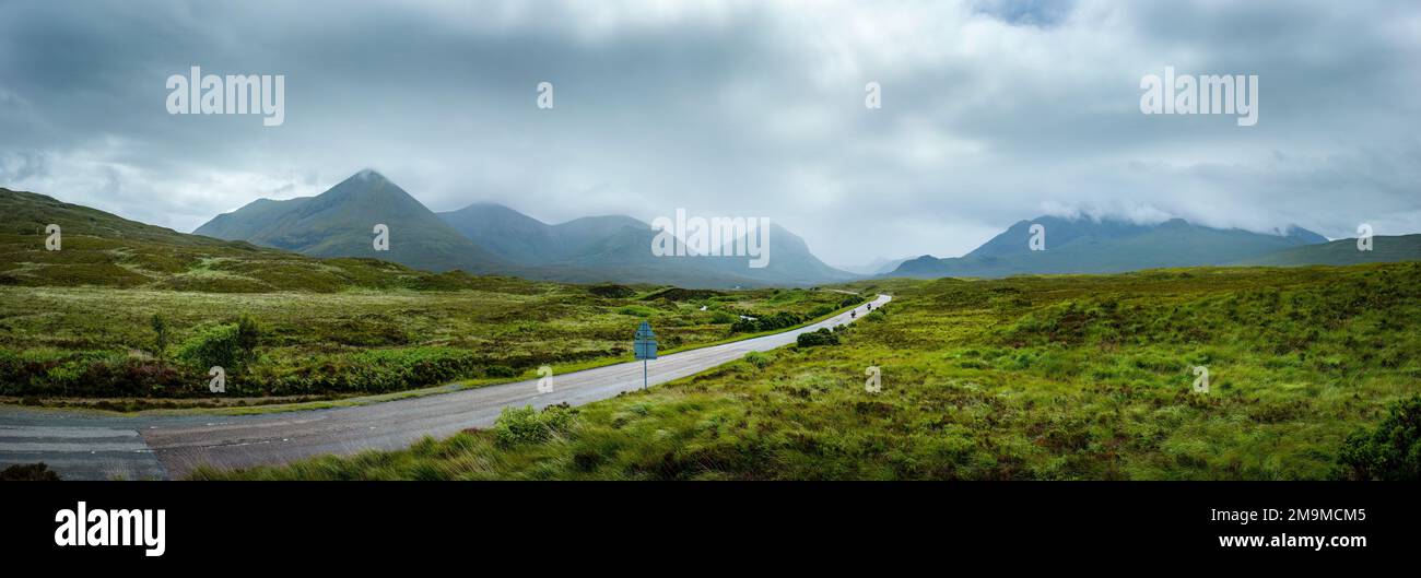 Carretera en zona de montaña, Isla de Skye, Escocia, Reino Unido Foto de stock
