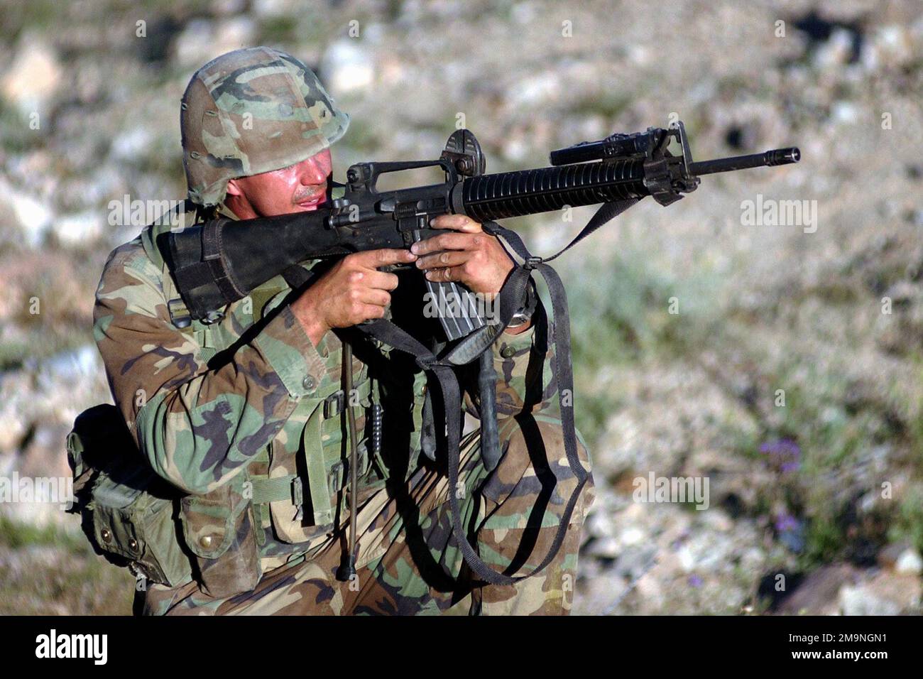 Un estudiante de la Marina en el Curso de Oficiales de Infantería (IOC) apunta su rango de descenso del rifle Colt M16A2 de 5,56 mm durante un asalto en el Delta Prospect Range, en el área de entrenamiento de la Fuerza de Tarea Aérea Terrestre Marina (MAGTF). Base: MCAGCC, Twentynine Palms Estado: California (CA) País: Estados Unidos de América (USA) Foto de stock