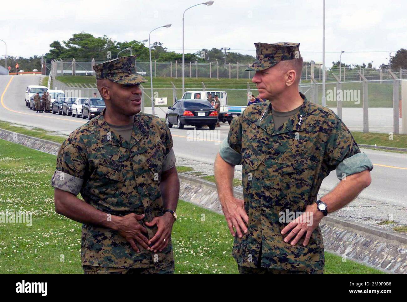 Una reunión cerca de la carretera en Camp Hansen con el Sargento Mayor del Cuerpo de Marines Alford McMichael, (izquierda), General (GEN) Michael W. Hagee, (derecha), Comandante del Cuerpo de Marines (CMC). EL GENERAL Hagee visitó la III Fuerza Expedicionaria de Marines (MEF) por primera vez como CMC. Durante su visita recorrerá las bases de la Marina ubicadas en Okinawa, Japón. Base: Base del Cuerpo de Marines, Camp Hansen Estado: Okinawa País: Japón (JPN) Escena Comando Mayor Mostrado: HQMC Foto de stock