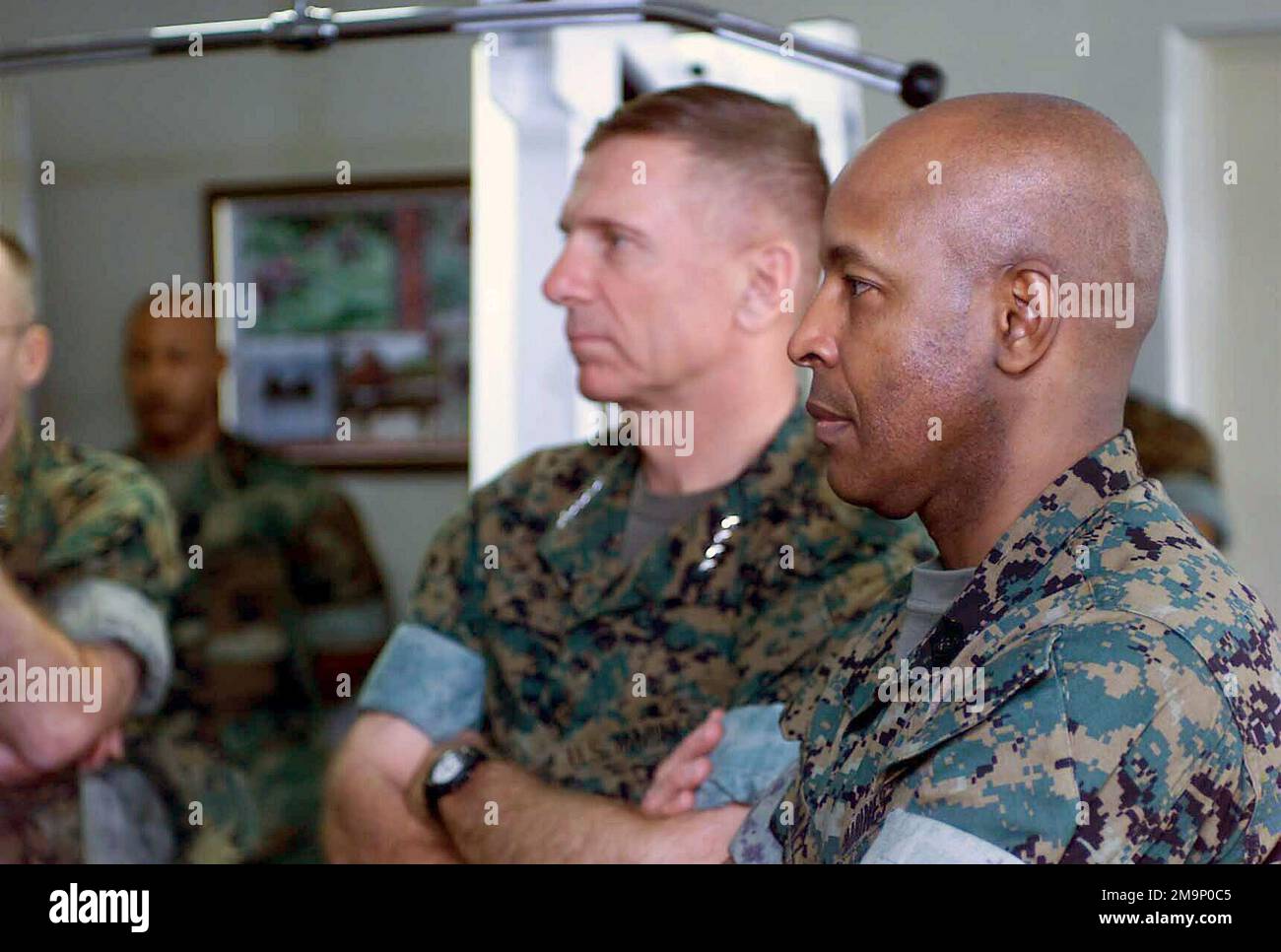 El General (GEN) Michael W. Hagee, (izquierda), Comandante del Cuerpo de Marines (CMC), y el Sargento Mayor del Cuerpo de Marines Alford McMichael, (derecha), escuchen un resumen sobre un plan temático de salón establecido por la 3rd División de Marines. EL GENERAL Hagee visitó la III Fuerza Expedicionaria de Marines (MEF) por primera vez como CMC. Durante su visita recorrerá las bases de la Marina ubicadas en Okinawa, Japón. Base: Campamento Schwab País: Japón (JPN) Escena Comando mayor mostrado: HQMC Foto de stock