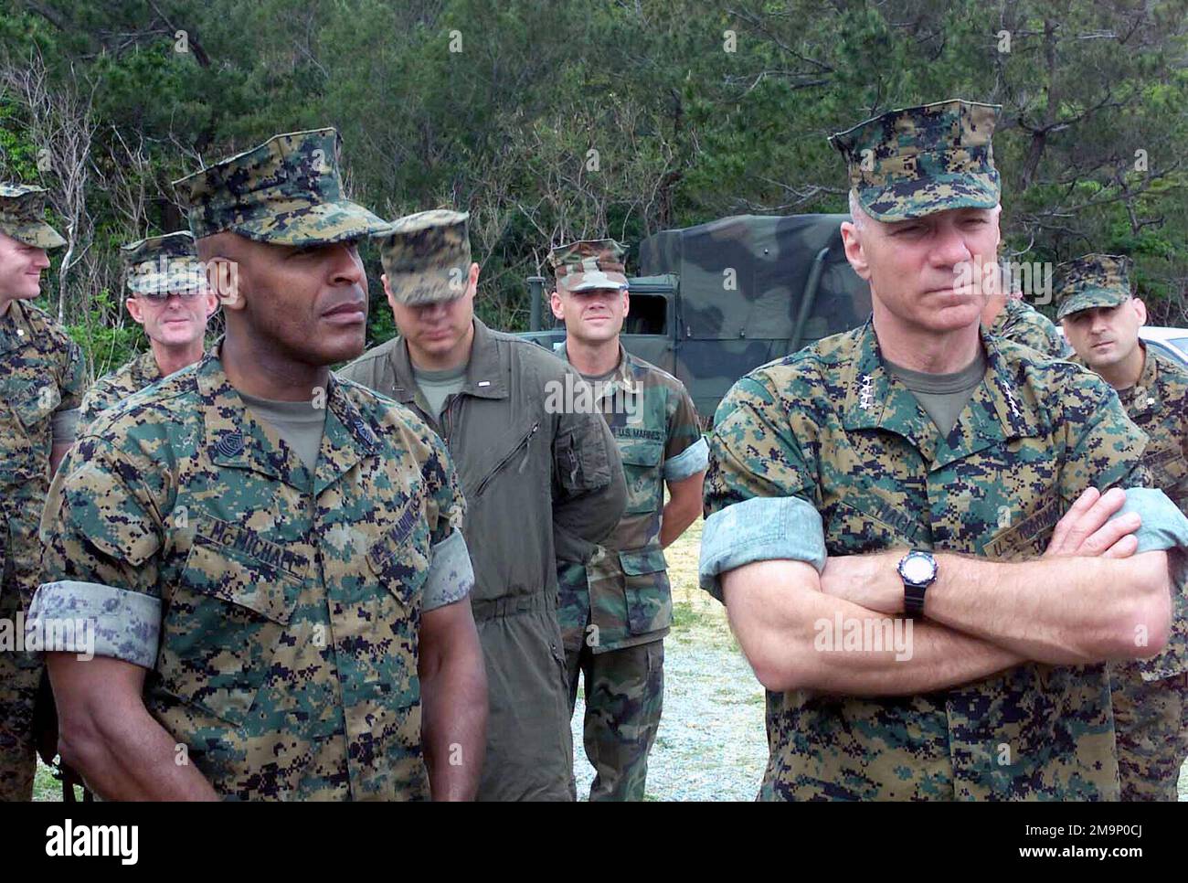 El Sargento Mayor del Cuerpo de Marines Alford McMichael, (izquierda), y el General (GEN) Michael W. Hagee, (derecha), Comandante del Cuerpo de Marines (CMC) escucharon una sesión informativa durante una visita al campo 10 en Fuel Pits LZ ubicado en Camp Schwab, Okinawa, Japón. EL GENERAL Hagee visitó la III Fuerza Expedicionaria de Marines (MEF) por primera vez como CMC. Durante su visita recorrerá las bases de la Marina ubicadas en Okinawa, Japón. Base: Campamento Schwab País: Japón (JPN) Escena Comando mayor mostrado: HQMC Foto de stock