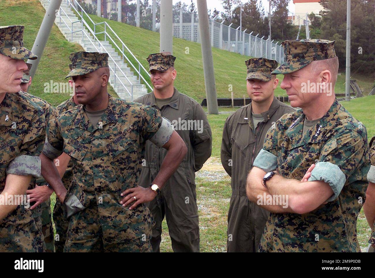 El Sargento Mayor del Cuerpo de Marines Alford McMichael, (izquierda), y el General (GEN) Michael W. Hagee, (derecha), Comandante del Cuerpo de Marines (CMC) visitan el rango 10 para obtener una sesión informativa en Fuel Pits LZ ubicado en Camp Schwab, Okinawa, Japón. EL GENERAL Hagee visitó la III Fuerza Expedicionaria de Marines (MEF) por primera vez como CMC. Durante su visita recorrerá las bases de la Marina ubicadas en Okinawa, Japón. Base: Campamento Schwab País: Japón (JPN) Escena Comando mayor mostrado: HQMC Foto de stock