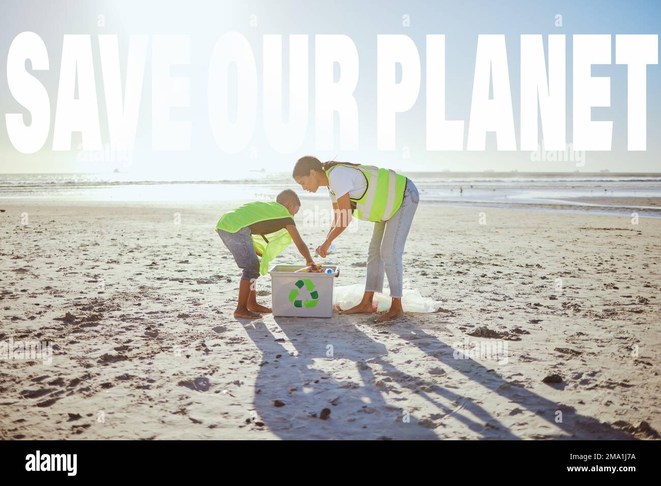 Reciclar, tierra y playa de personas limpiando el medio ambiente para  salvar nuestro planeta de la contaminación, los residuos o los plásticos.  Mujer con niño ayudante para eco Fotografía de stock -
