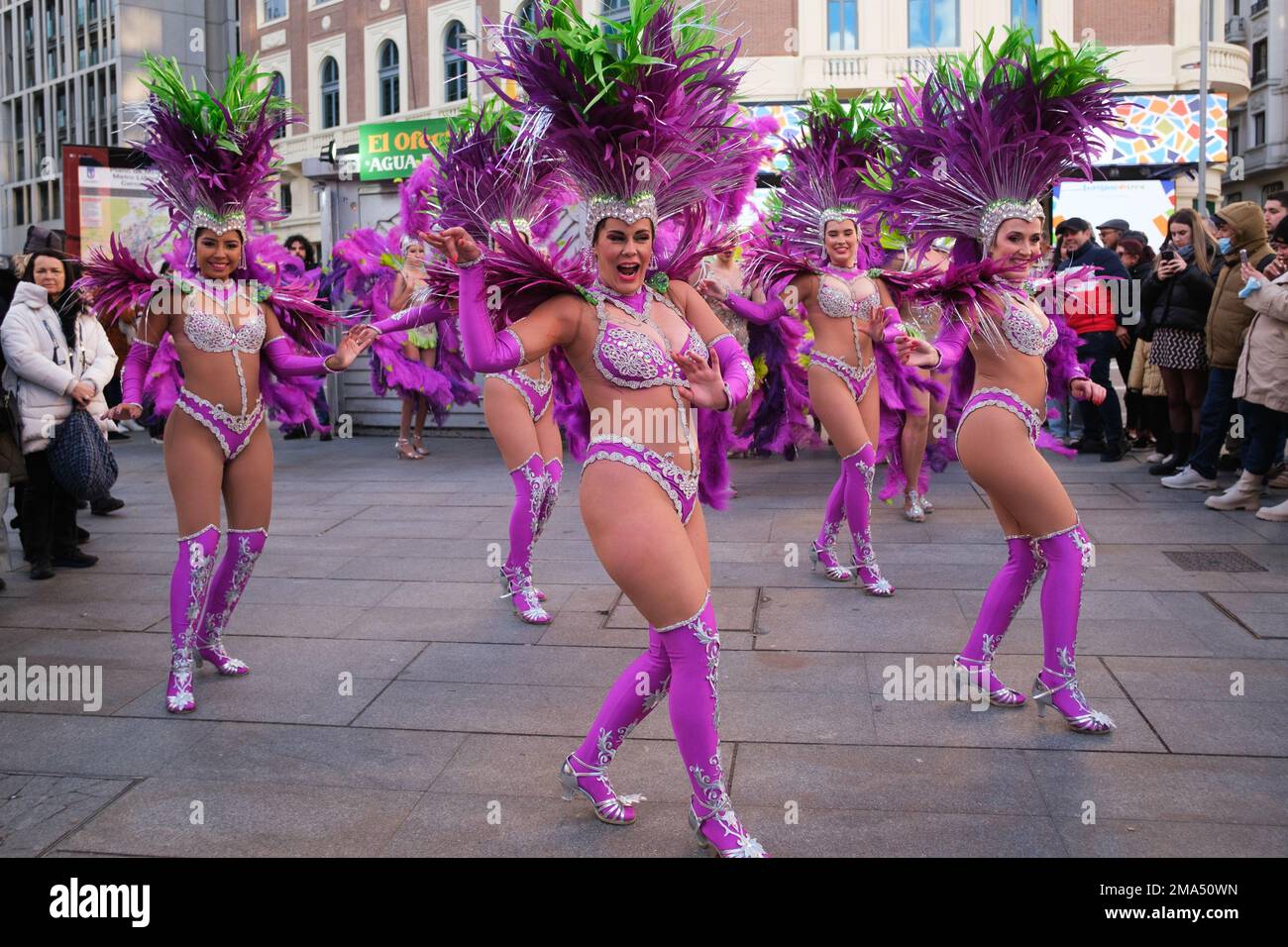Madrid, España. 18th de enero de 2023. Varias mujeres vestidas con  disfraces de carnaval bailan durante el desfile del acto de presentación de  las fiestas de Carnaval de la ciudad de Torrevieja