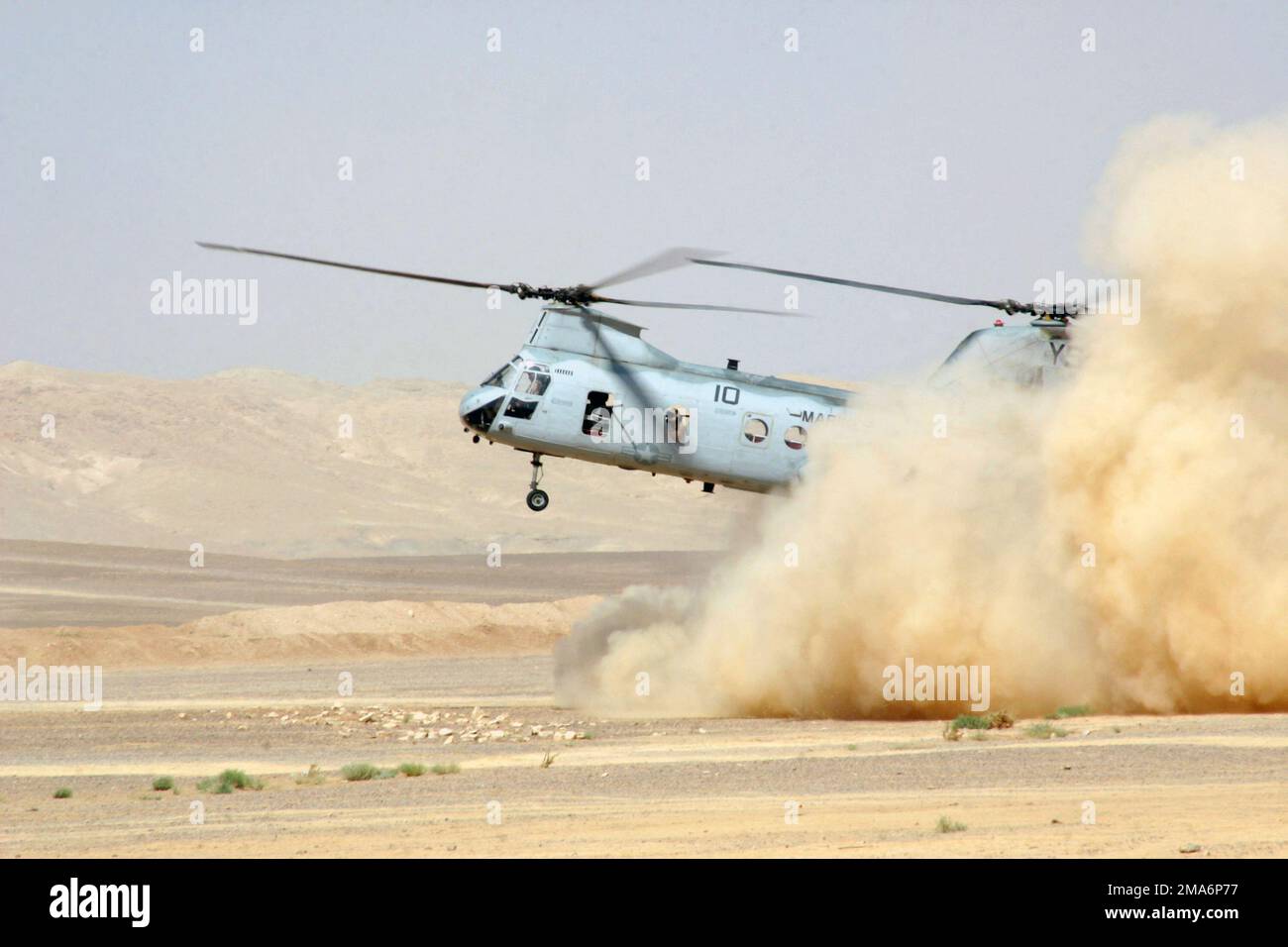Un helicóptero CH-46E Sea Knight del Cuerpo de Marines de los EE.UU. Asignado al Elemento de Combate de Aviación, el Escuadrón de Helicópteros Medianos de Marines Uno Seis Dos (HMM-162), la 26th Unidad Expedicionaria de Marines, con capacidad de operaciones especiales (MEUSOC), aterriza en la Cordillera Al Qatranah, en Jordania, mientras realiza un ejercicio de entrenamiento bilateral con las Fuerzas Armadas jordanas. Base: Al Qatranah Range País: Jordania (JOR) Foto de stock