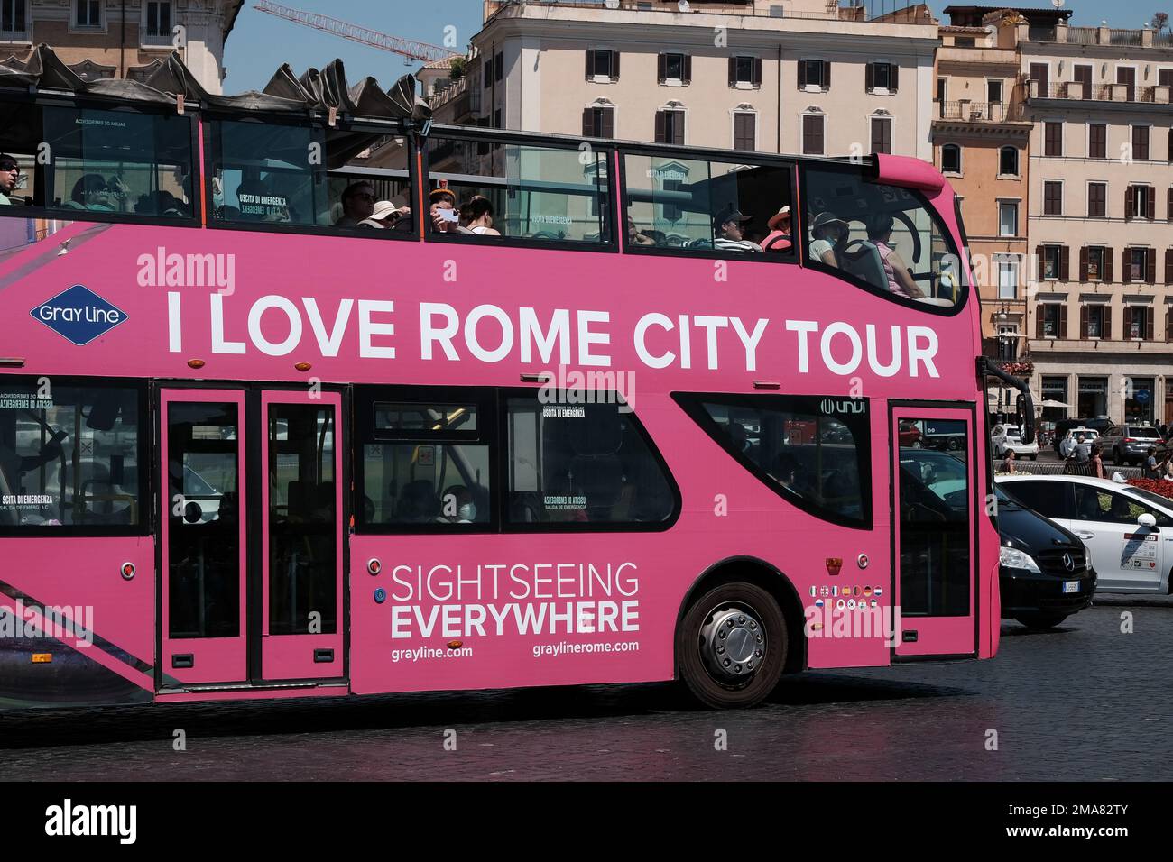 Me encanta el autobús turístico de Roma con los pasajeros mirando desde las ventanas al monumento Vittorio Emmanuele. Foto de stock