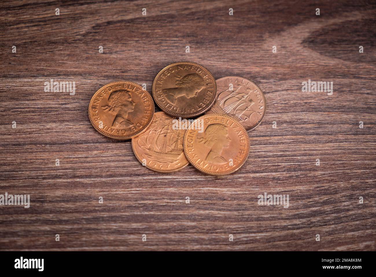 Gama de aspecto vintage de medio centavo británico monedas (moneda del Reino Unido) Foto de stock