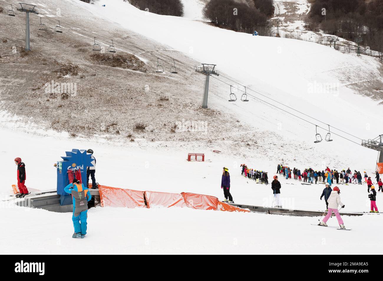 Cuota 1400, Limone Piemonte (Cuneo), Italia. 19th de enero de 2023. La ausencia casi total de nevadas en los Alpes piamonteses ha impedido que muchas estaciones de esquí abran sus instalaciones al público. Además, las altas temperaturas permiten que la nieve artificial se haga en las pistas solo en ciertos días. Por esta razón el turismo en las montañas ha disminuido drásticamente. Crédito: Luca Prestia / Alamy Live News Foto de stock