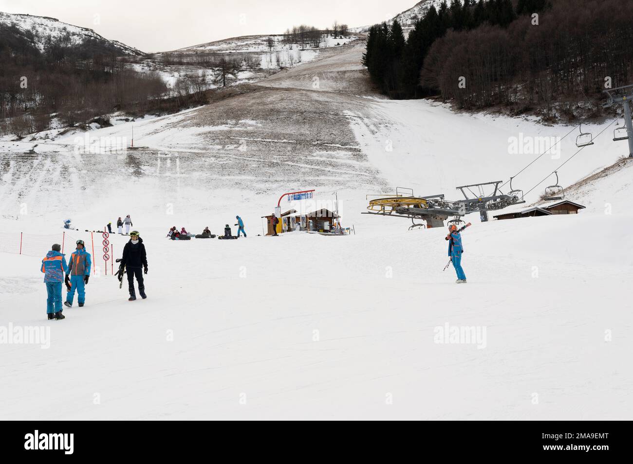 Cuota 1400, Limone Piemonte (Cuneo), Italia. 19th de enero de 2023. La ausencia casi total de nevadas en los Alpes piamonteses ha impedido que muchas estaciones de esquí abran sus instalaciones al público. Además, las altas temperaturas permiten que la nieve artificial se haga en las pistas solo en ciertos días. Por esta razón el turismo en las montañas ha disminuido drásticamente. Crédito: Luca Prestia / Alamy Live News Foto de stock