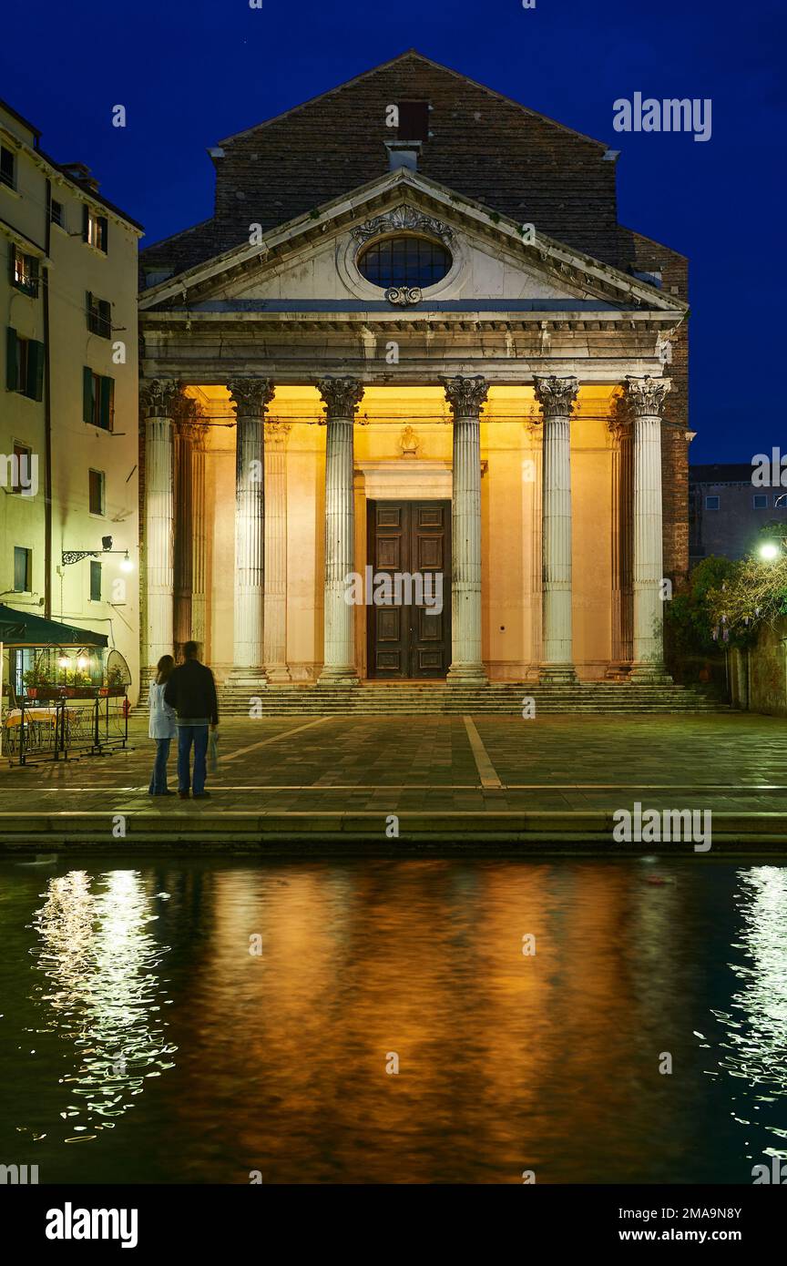 Pareja en Venecia al atardecer contemplando la fachada de la iglesia de SAN Niccolò DA TOLENTINO Foto de stock