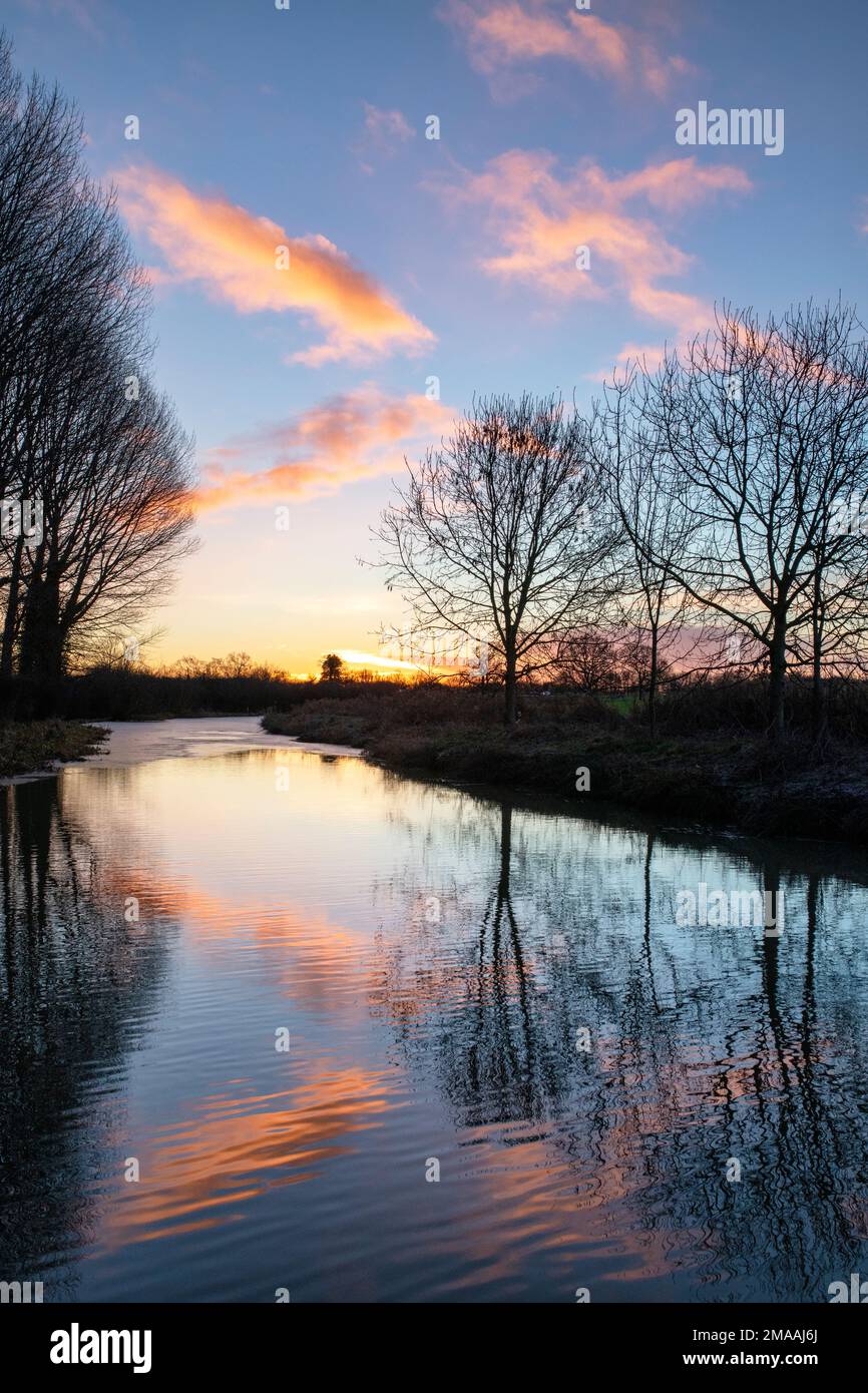 Amanecer de invierno a lo largo del canal de oxford en la helada. Banbury, Oxfordshire, Inglaterra Foto de stock