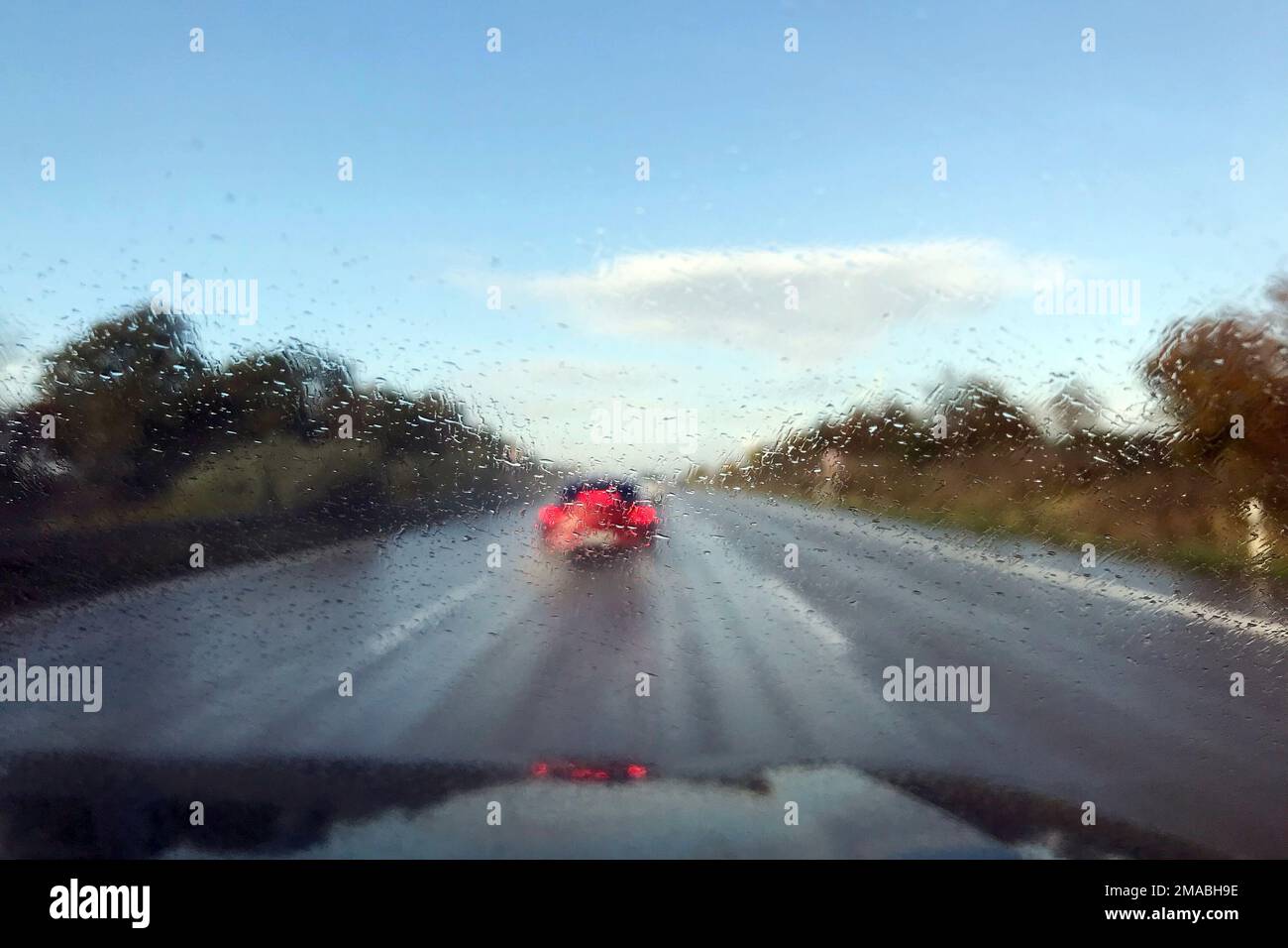 02.10.2022, Alemania, Sajonia-Anhalt, Burg - Poca visibilidad en la carretera bajo la lluvia debido a un limpiaparabrisas desgastado. 00S221002D874CAROEX.JPG [MOD Foto de stock