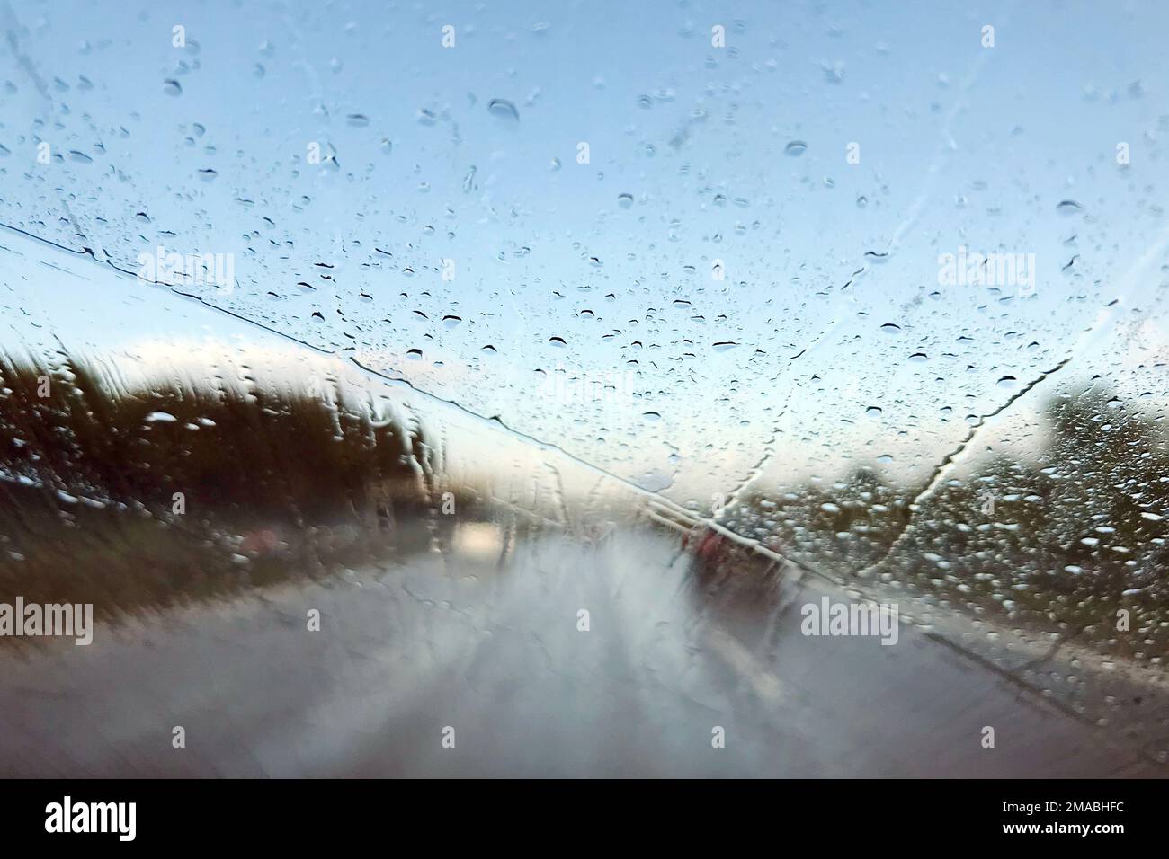 02.10.2022, Alemania, Sajonia-Anhalt, Burg - Poca visibilidad en la carretera bajo la lluvia debido a un limpiaparabrisas desgastado. 00S221002D872CAROEX.JPG [MOD Foto de stock