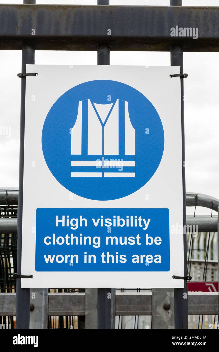 Una ropa de alta visibilidad debe ser usada Aviso de salud y seguridad en la entrada de un lugar de trabajo, Escocia, Reino Unido, Europa Foto de stock