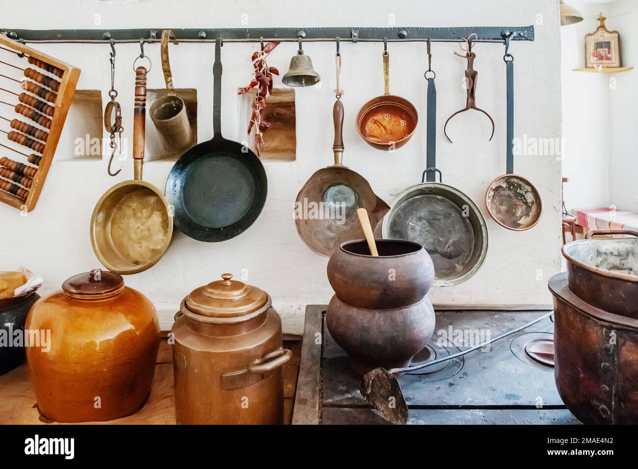 Antiguos utensilios de cocina retro para cocinar en la pared. Diferentes  tipos de sartenes, ollas y otros artículos de cocina antiguos Fotografía de  stock - Alamy
