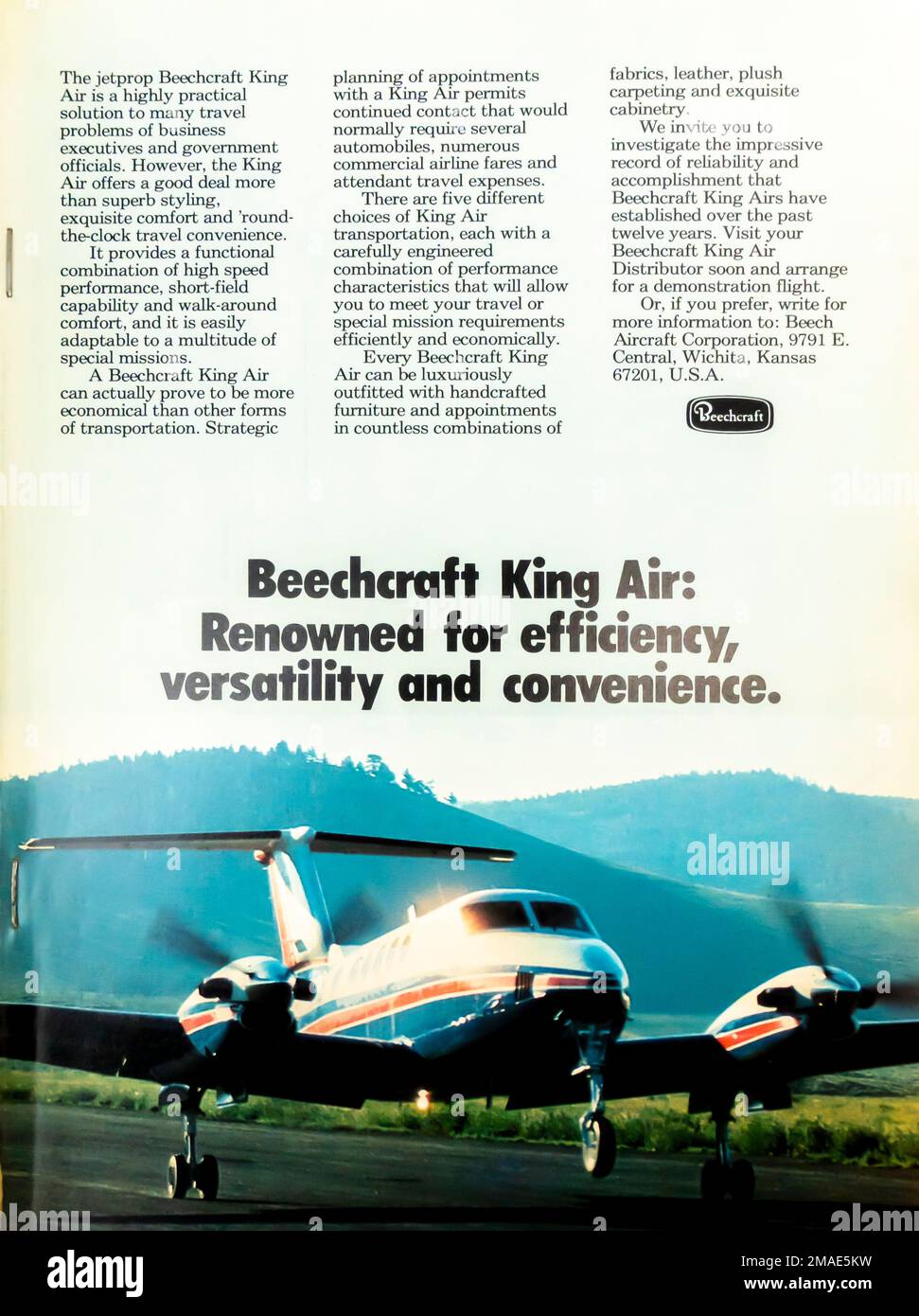 Avión privado Beechcraft King Air, anuncio de jets ejecutivos colocado dentro de la revista NatGeo, abril de 1976 Foto de stock