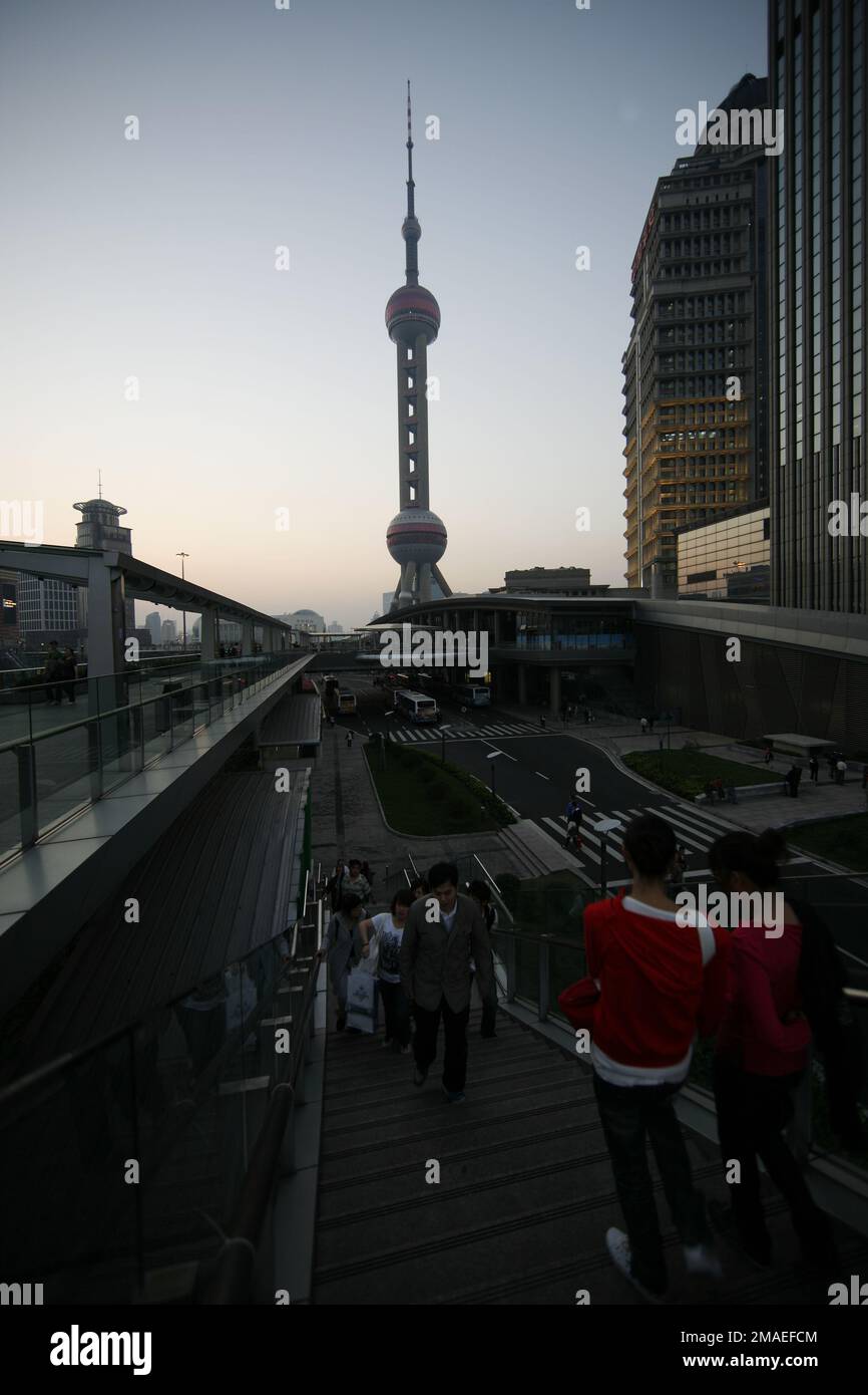 China, Shanghai, distrito de negocios y torre de perlas al atardecer Foto de stock