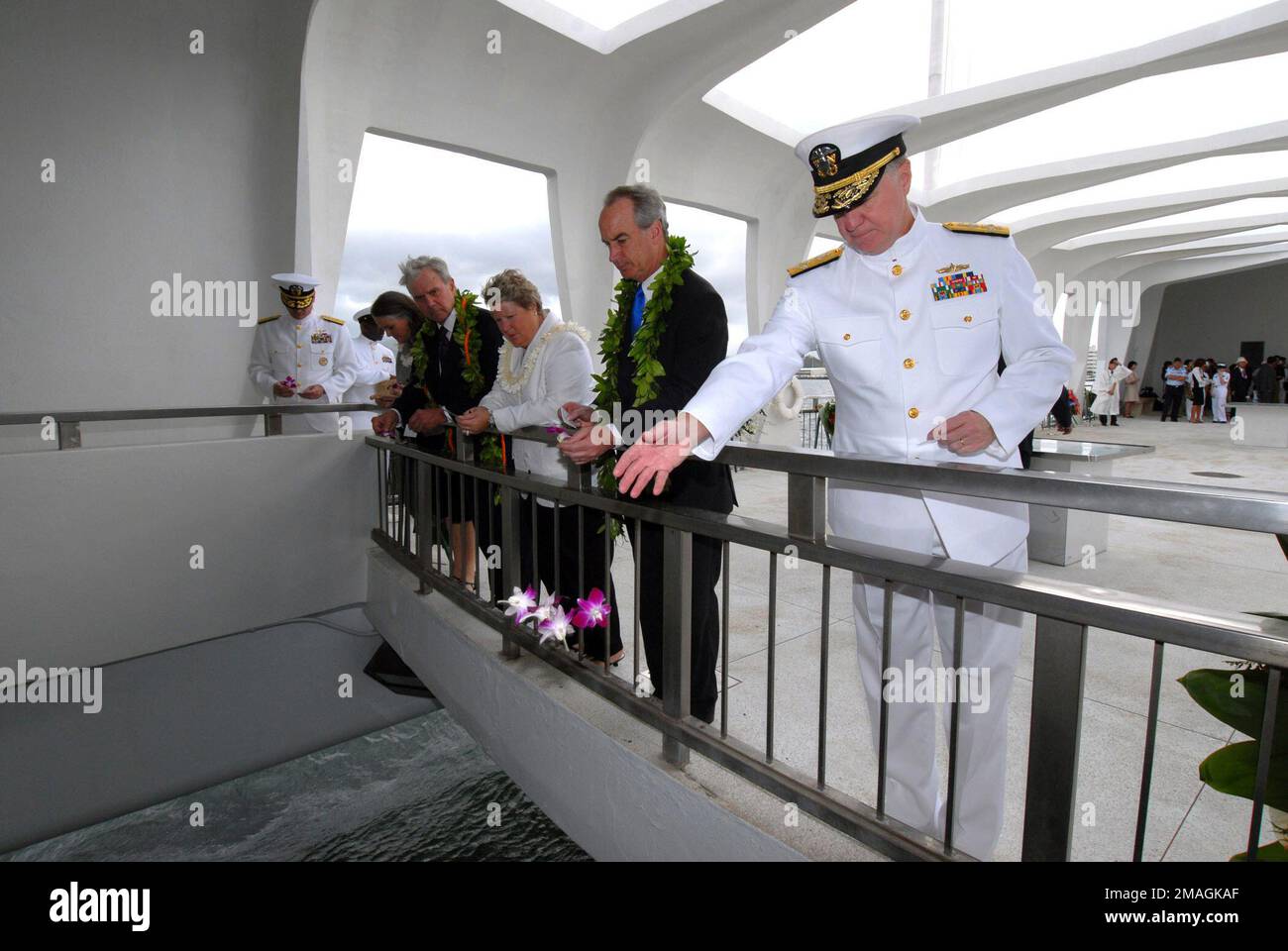 061207-N-4965F-070. [Complete] Texto de la escena: EE. UU El Almirante de  la Marina Gary Roughead (derecha), Comandante, EE.UU Pacific Fleet, lanza  pedales de flores en el pozo USS ARIZONA Memorial durante un