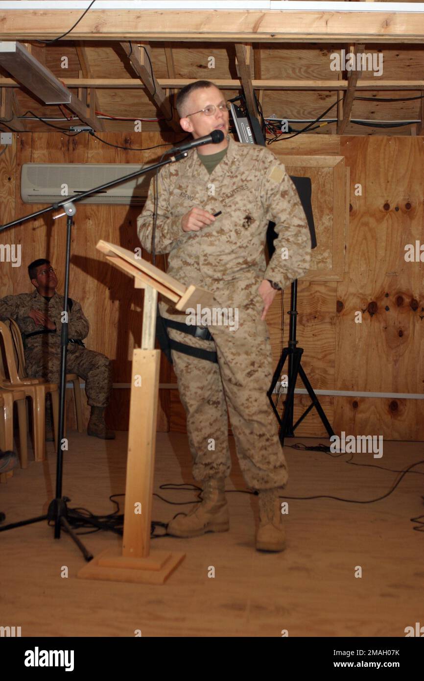 070225-M-4393H-014. Asunto Operación/Serie: IRAQ FREEDOM Base: Taqaddum Air Base Estado: Al Anbar País: Iraq (IRQ) Escena Comando mayor mostrado: II MEF (FWD) Foto de stock