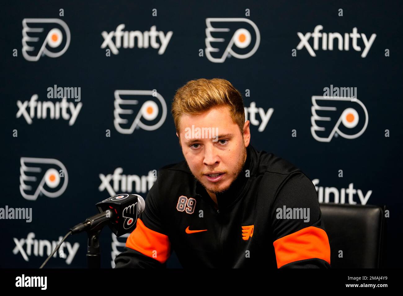 Philadelphia Flyers' Cam speaks during a news conference at the team's NHL hockey practice facility, Tuesday, Sept. 13, 2022, in Voorhees, N.J. (AP Photo/Matt Slocum Fotografía de - Alamy