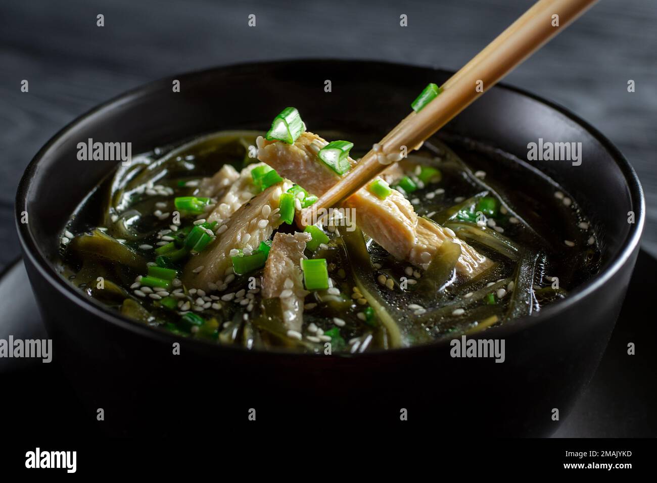 Cocina coreana. Comidas saludables para mujeres embarazadas. Sopa de algas  con carne en un tazón negro. Sopa de cumpleaños. Tradición. Personalizado.  Primer plano Fotografía de stock - Alamy