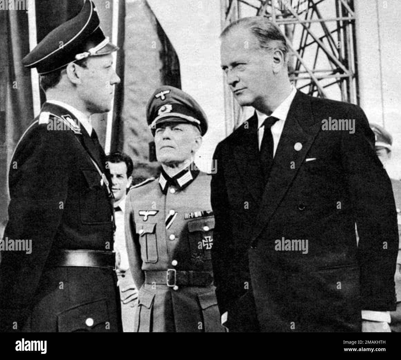 APUNTO A LAS ESTRELLAS 1960 Columbia Pictures película con Curt Jurgens a la derecha como Wernher von Braun. Foto de stock