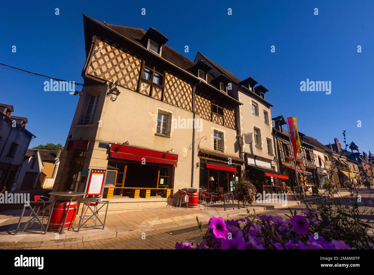 Calle en el casco antiguo de Aubigny-sur-Nere con casas de madera con entramado de madera Foto de stock