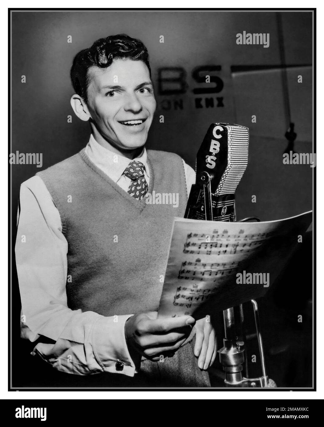 FRANK SINATRA 1940s Foto publicitaria de Frank Sinatra en 1944 con un micrófono de CBS, promoviendo el programa Frank Sinatra en CBS Radio Hollywood Publicity Still America USA. Foto de stock