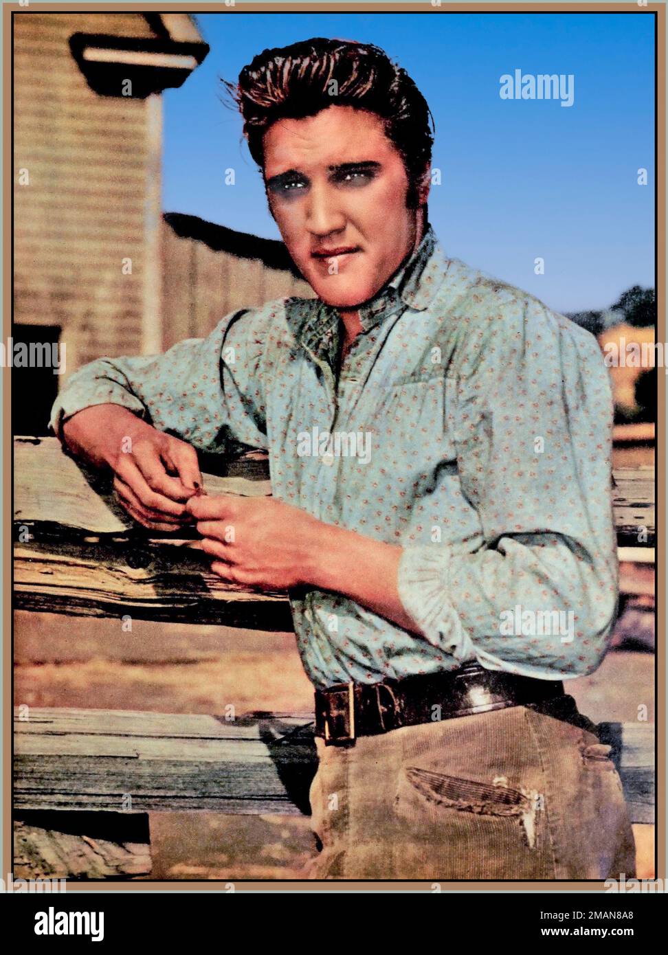 Elvis Presley en la película 'Love Me Tender' Vintage 1950s Publicity todavía en el set de cine 1 de enero de 1957 Hollywood USA Foto de stock