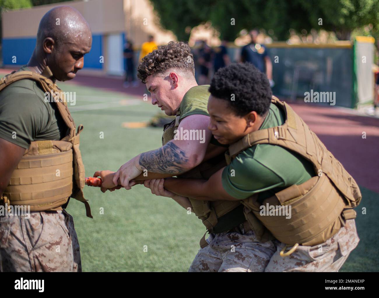 ACTIVIDAD DE APOYO NAVAL, Bahréin (01 de junio de 2022) – Los infantes de marina asignados a la Fuerza de Tarea 51/5th Brigada Expedicionaria de Marines (TF 51/5) completaron el cinturón negro del Programa de Artes Marciales del Cuerpo de Marines (MCMAP) que culminó el evento a bordo de la Actividad de Apoyo Naval, Bahréin, junio de 01. El evento culminante incluyó varias estaciones de ejercicio y partidos de sparring donde los infantes de marina utilizaron técnicas aprendidas a lo largo de su entrenamiento MCMAP. El TF 51/5 responde a las crisis y contingencias; coordina, planifica y ejecuta operaciones; lleva a cabo una cooperación de seguridad en el teatro; y avanza conceptos navales emergentes en el mar, desde el mar, desde el mar, desde el mar y desde el mar. Foto de stock