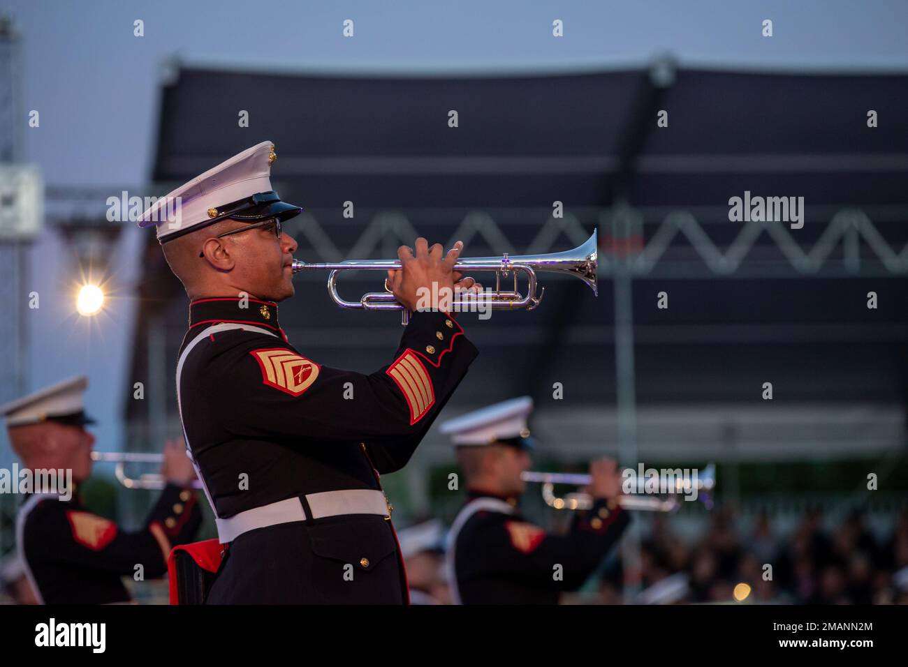 EE.UU El sargento Alan Phillips, instrumentista de trompeta de la 2D.ª  División de Marines, toca la trompeta durante el Tatuaje Internacional de  Defensa Belga en Namur, Bélgica, el 1 de junio de