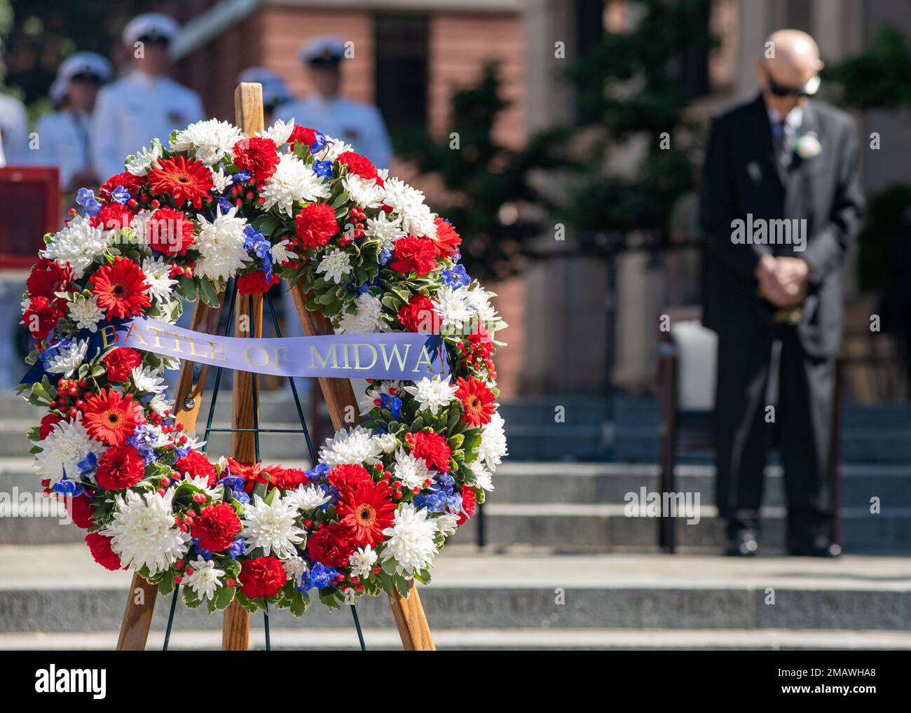 El 80th aniversario de la ceremonia de conmemoración de la Batalla de Midway tuvo lugar en los Estados Unidos Memorial de la Marina en Washington, D.C., junio de 6. Los invitados incluyeron al jefe retirado Yeoman Bill Norberg, un veterano de la Batalla de Midway estacionado a bordo del USS Enterprise (CV 6) y marineros de la Región Capital Nacional. La corona fue colocada en el monumento para conmemorar el aniversario de la victoria de la Batalla de Midway y honrar a aquellos que sirvieron. Foto de stock