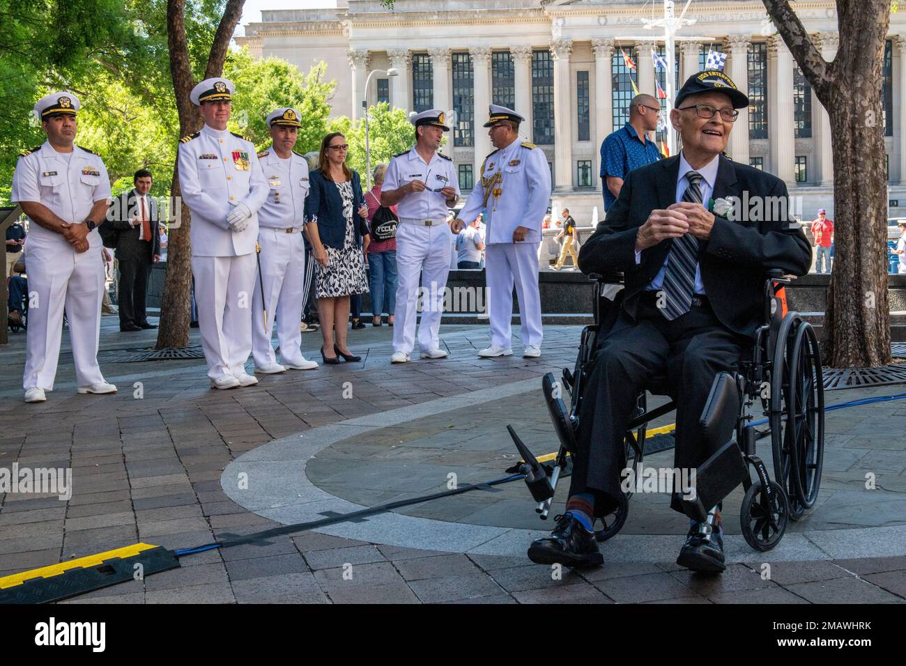 El jefe retirado Yeoman Bill Norberg, veterano de la Batalla de Midway estacionado a bordo del USS Enterprise (CV 6), asiste al 80th aniversario de la ceremonia de conmemoración de la Batalla de Midway en los Estados Unidos Memorial de la Marina en Washington, D.C., junio de 6. La ceremonia conmemoró a los Estados Unidos La victoria de la Armada en la Batalla de Midway y honró a veteranos como Norberg, estacionado a bordo del USS Enterprise (CV 6). Foto de stock