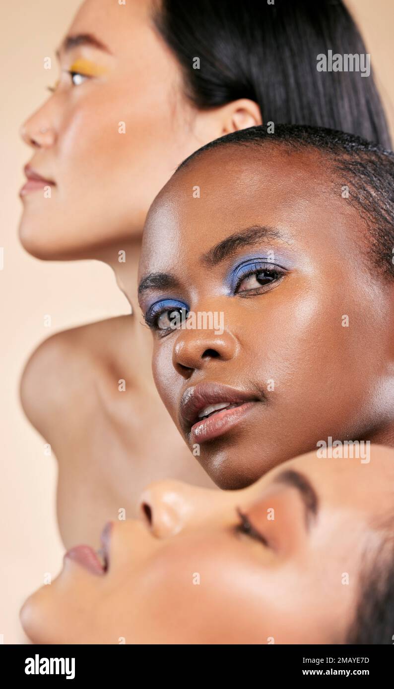 Maquillaje, belleza y retrato de una mujer negra con amigos para cosméticos  aislados en fondo de estudio. El cuidado de la piel, la paz y la cara de un modelo  africano Fotografía