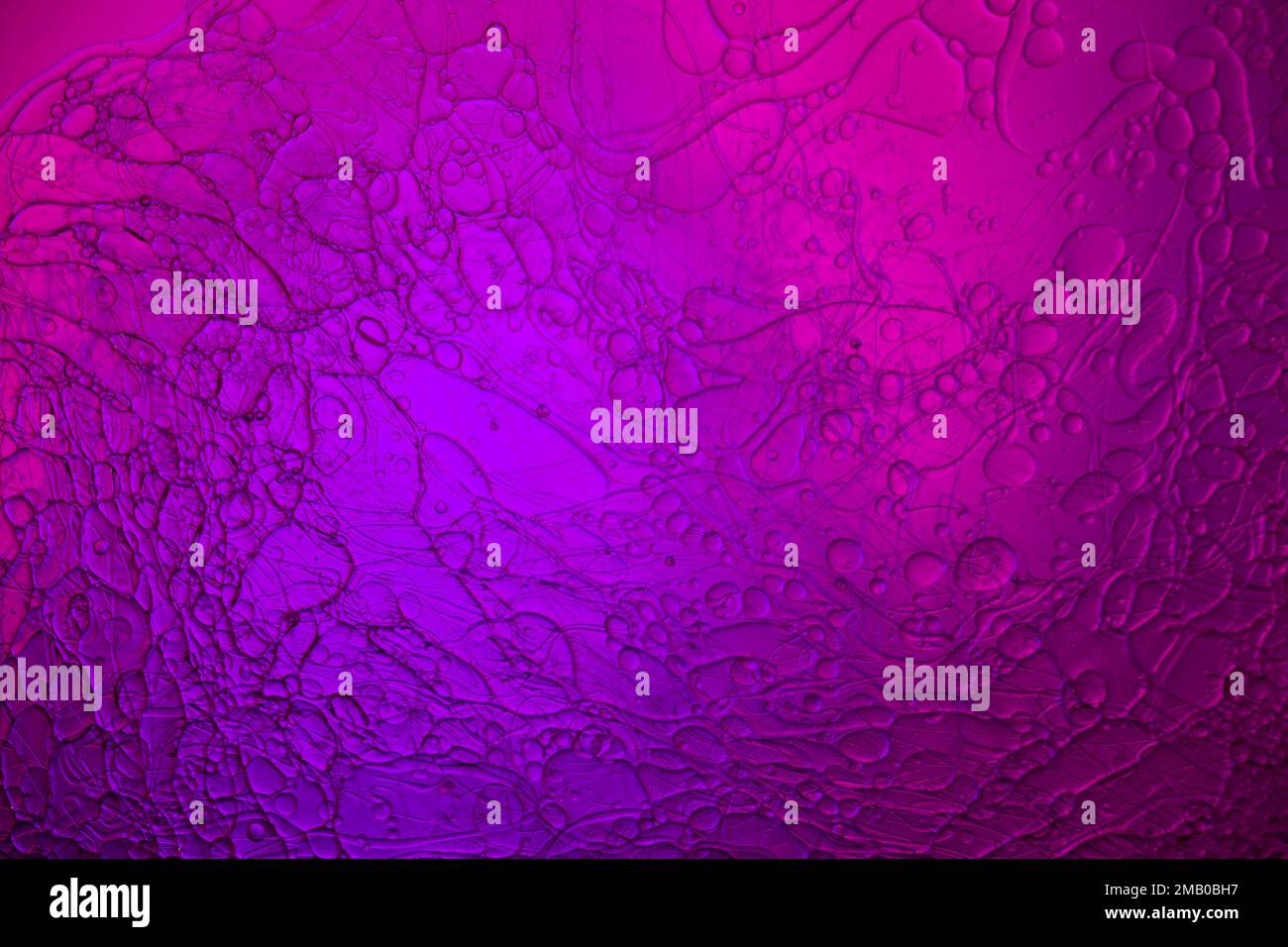 Vista superior movimiento de las burbujas de aceite en el líquido. Fondo multicolor de la superficie del aceite. Fantástica estructura de burbujas de colores. Imagen artística colorida Fotografía de stock - Alamy Vista superior movimiento de las burbujas de aceite en el líquido. Fondo multicolor de la superficie del aceite. Fantástica estructura de burbujas de colores. Imagen artística colorida Fotografía de stock - Alamy