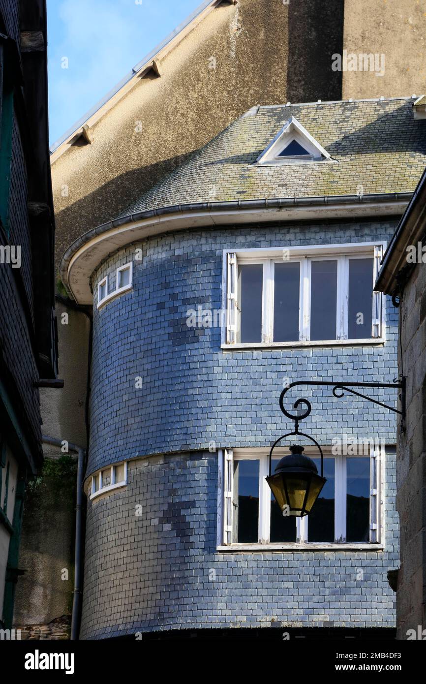 Fachada de la casa cubierta de pizarra, casco antiguo de Lannion, departamento de Cotes-d'Armor, región de Bretagne Breizh, Francia Foto de stock