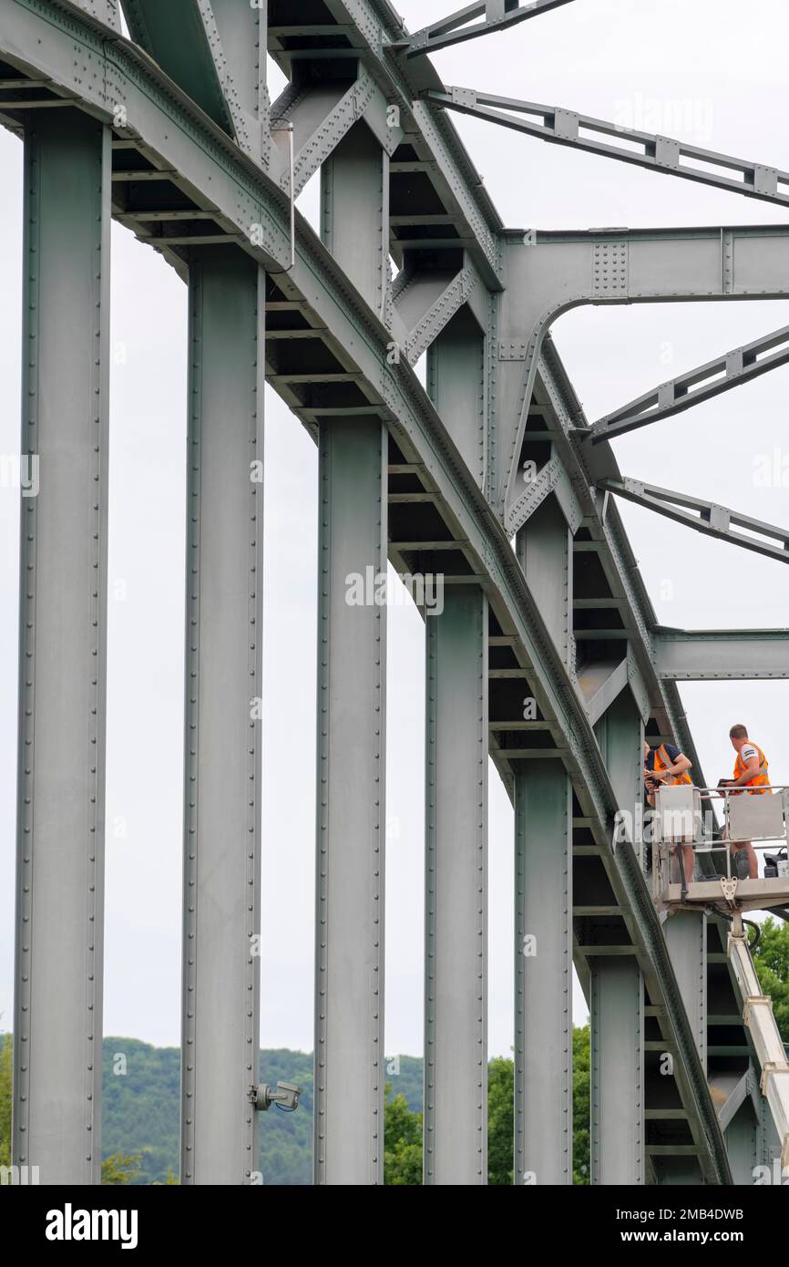 Inspección de puentes en el río Foto de stock