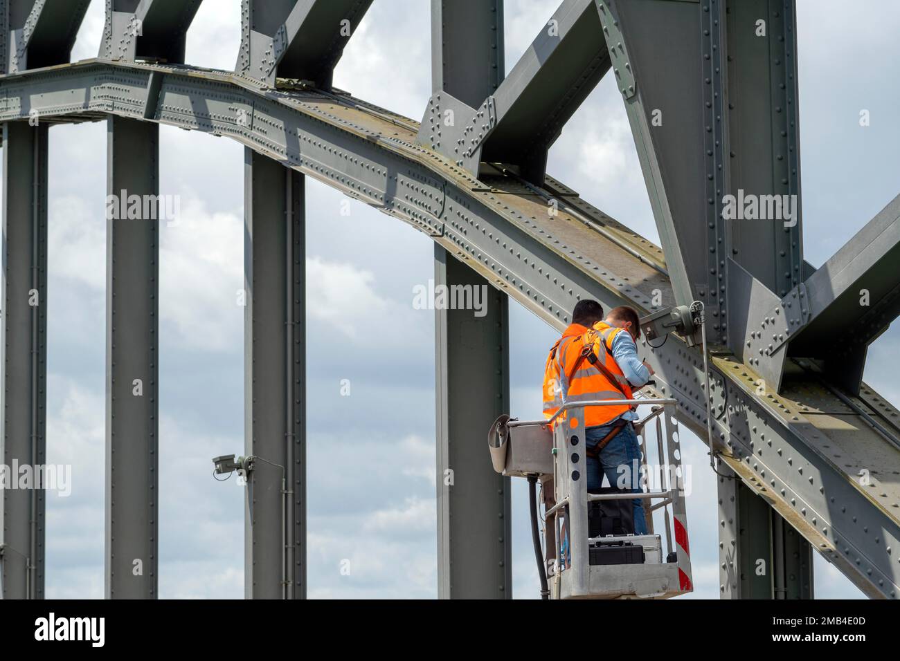 Inspección de puentes en el río Foto de stock