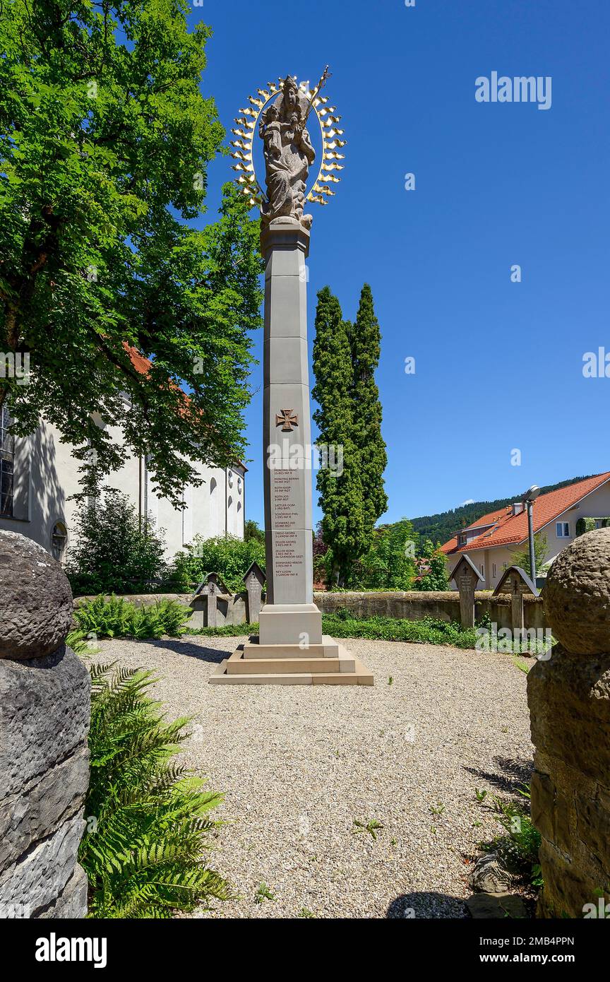 Monumento conmemorativo de guerra con estatua de la Virgen María en San Iglesia de Stephan, Rettenberg, Allgaeu, Baviera, Alemania Foto de stock