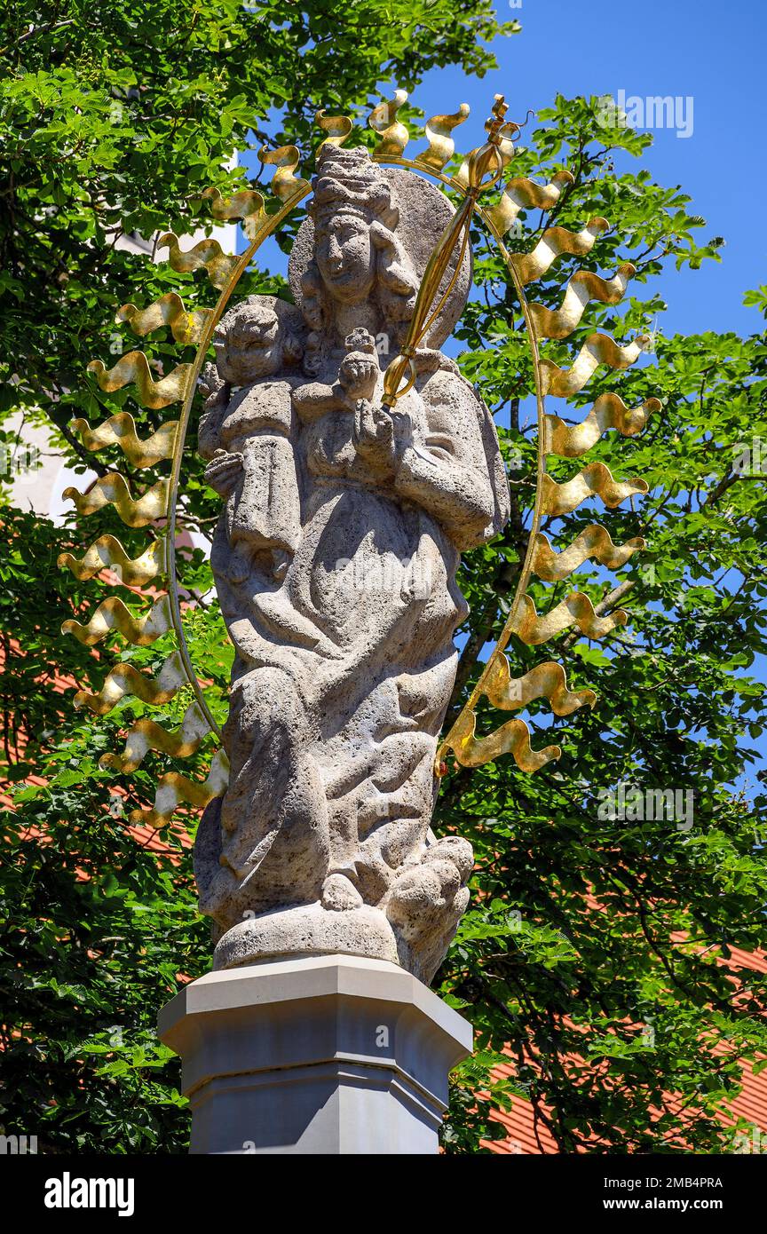 Figura de la Virgen María con corona radiante en la Iglesia de San Stephan, Rettenberg, Allgaeu, Baviera, ALEMANIA Foto de stock
