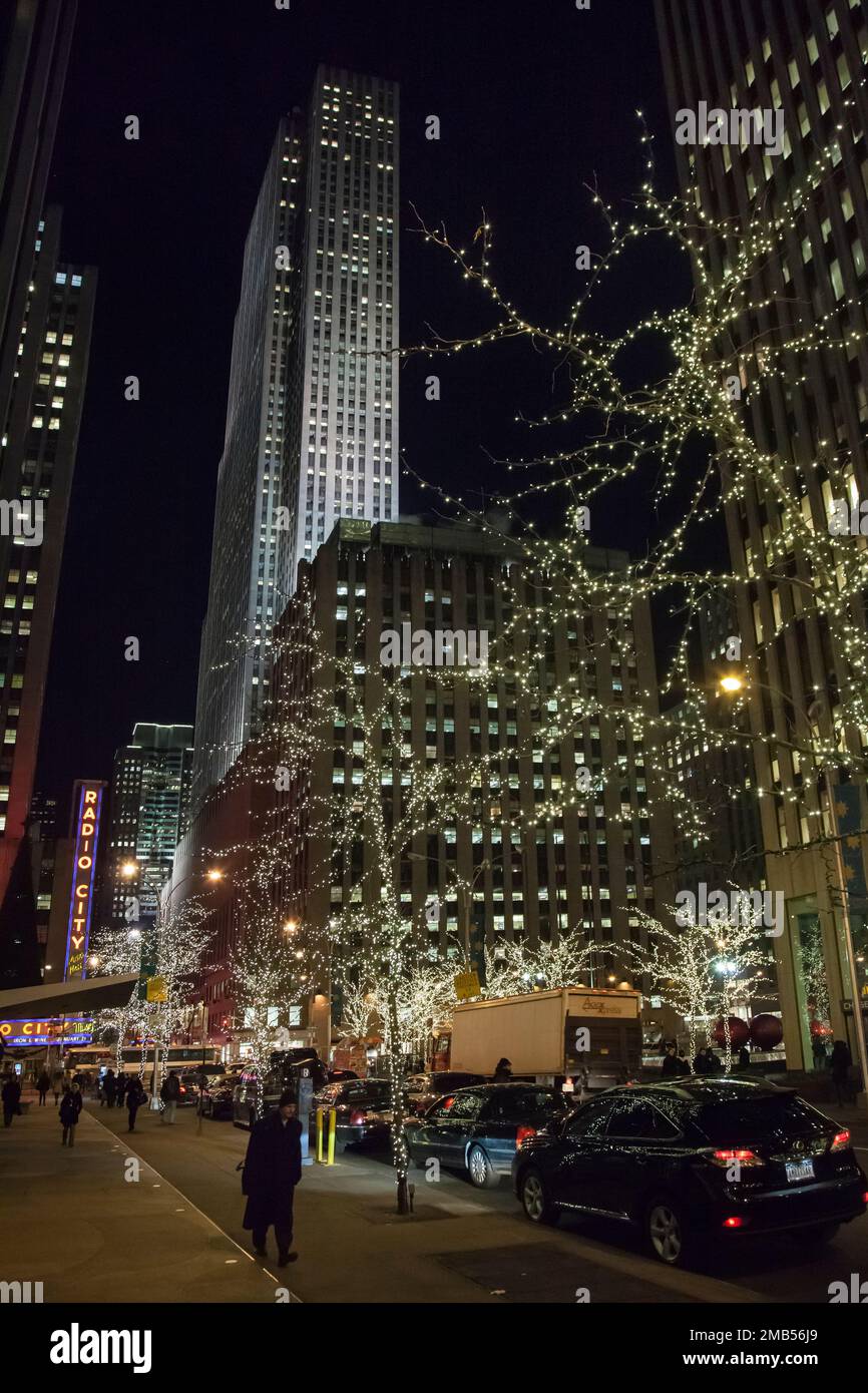 Iluminación navideña de la calle 50th en Nueva York Foto de stock