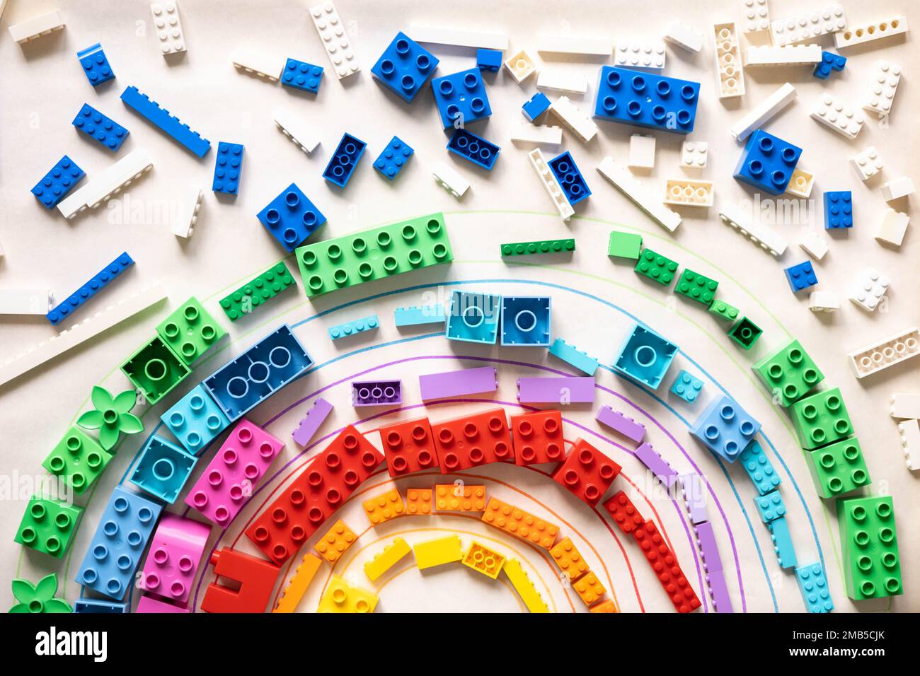 Khabarovsk, Rusia, 11 de mayo de 2022. LEGO Classic Duplo piezas  geométricas dibujo de papel arco iris Fotografía de stock - Alamy