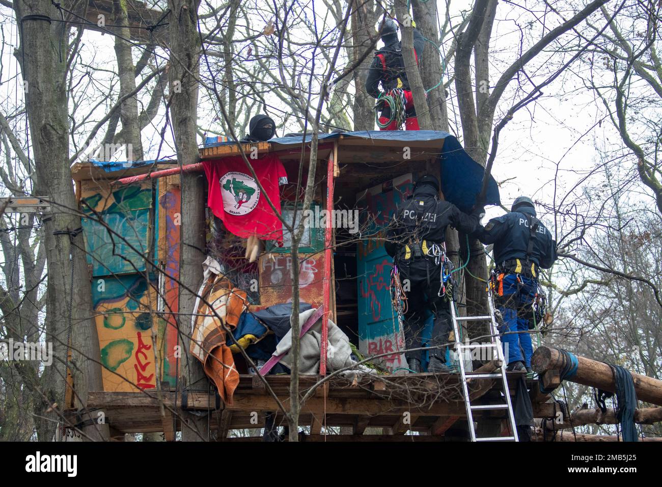 20 de enero de 2023, Hessen, Frankfurt/Main: Fuerzas especiales de policía  limpian el bosque de Fechenheimer de los últimos activistas. Estos querían  evitar el corte de los árboles ubicados allí en preparación