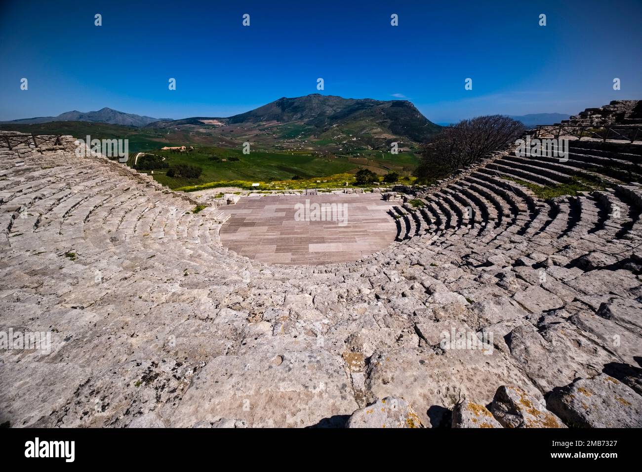 El teatro griego de Segesta, una ruina preservada de un Elímico de 2500 años de antigüedad y más tarde asentamiento griego en el noroeste de Sicilia. Foto de stock