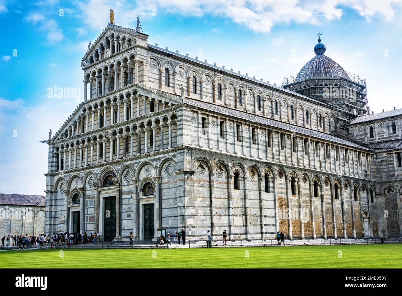 Pisa, Italia - 9 de junio de 2016: Los turistas hacen fila para entrar en la Catedral de Pisa, en el centro de la Plaza del Milagro, que también se encuentra la Torre Inclinada Foto de stock