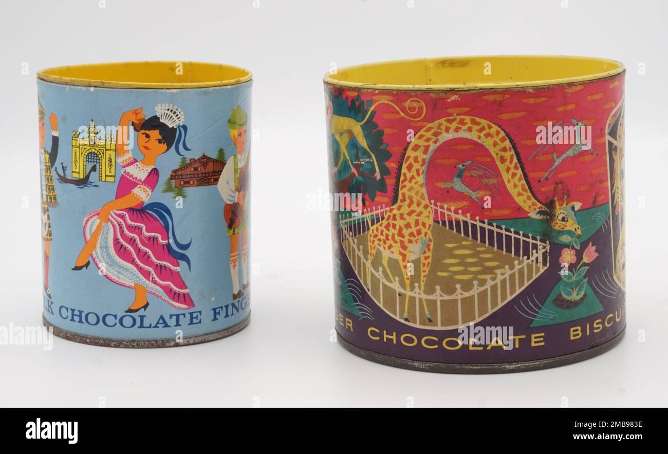 Así que es fácil ponerse un poco nostálgico por los paquetes vintage aquí que vienen de una época en que Cadbury todavía era una empresa familiar. Estos tubos de tarjeta tenían una buena cantidad de galletas en posición vertical, aquí hay contenedores de media libra y una libra. La tapa y la base estaban prensadas para mantenerlas frescas. Cadbury a menudo utiliza grandes ilustradores, por lo que muchos de los diseños son bastante inteligentes. El de los años cincuenta tiene animales de zoológico descarados, el otro es de los años sesenta y muestra a niños vestidos con varios trajes nacionales. Al ser tarjeta no sobreviven en grandes números. Foto de stock