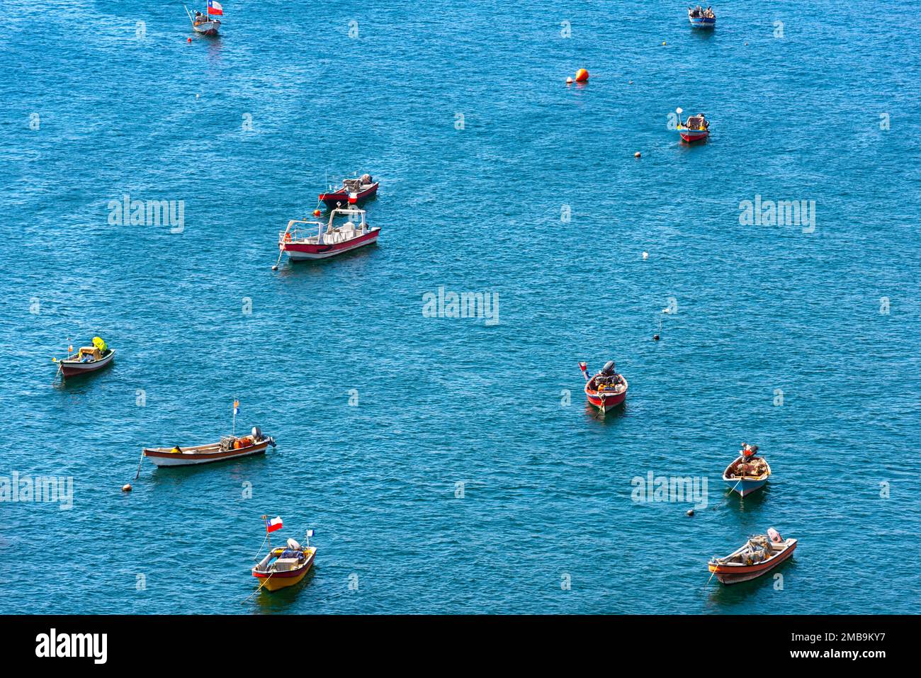 Vista desde arriba de pequeñas embarcaciones pesqueras en las costas de Antofagasta, Chile Foto de stock