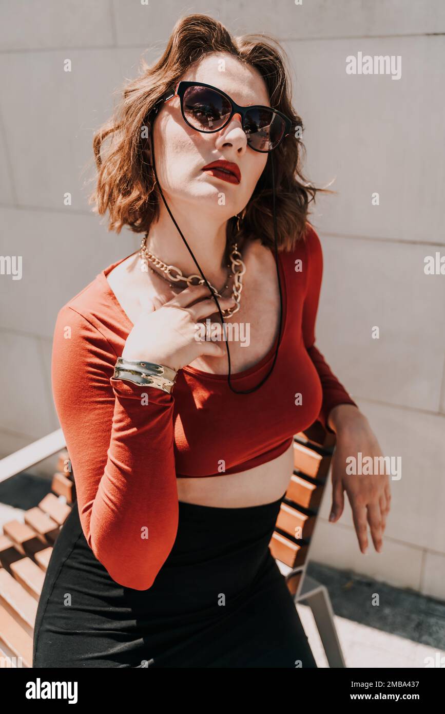 Falda roja y blusa fotografías e imágenes de alta resolución - Alamy