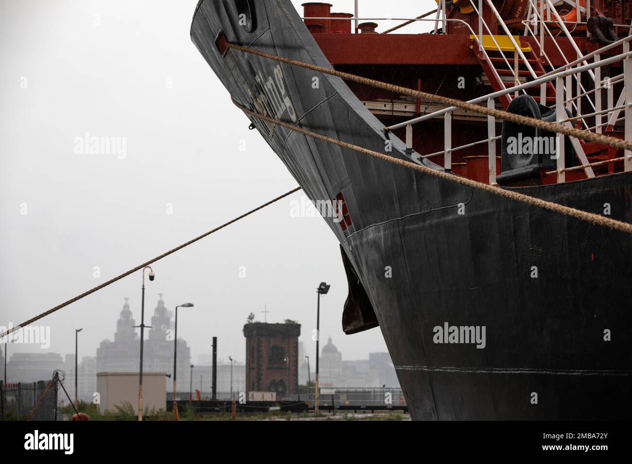 Mirando a través del muelle de East Float en Birkenhead, parte del
