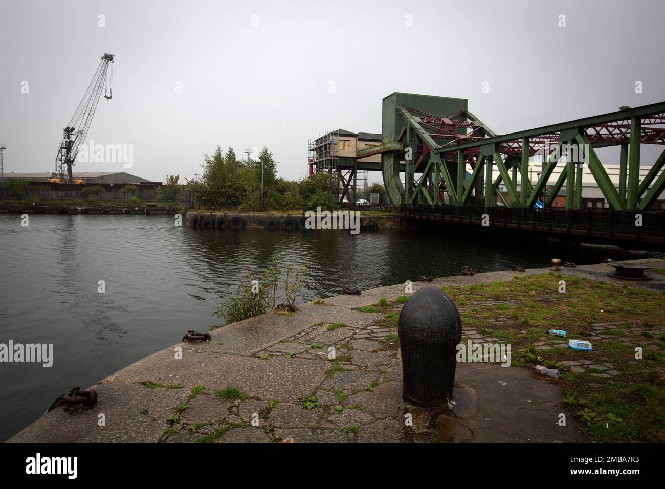 Mirando a través del muelle de East Float en Birkenhead, parte del